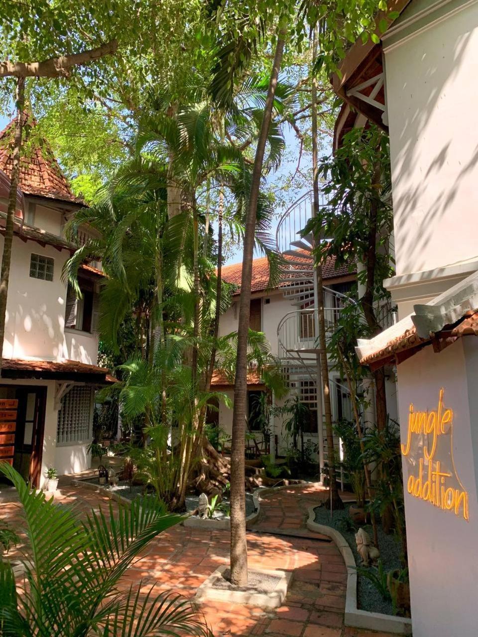Hotel Jungle Addition 4*